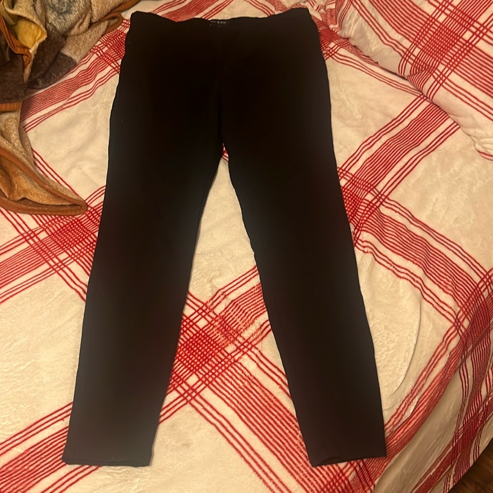 i’m selling these leggings from max & mia, they are in size xl, in black